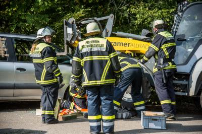 Baltmannsweiler: Feuerwehr uebt am Waldrand